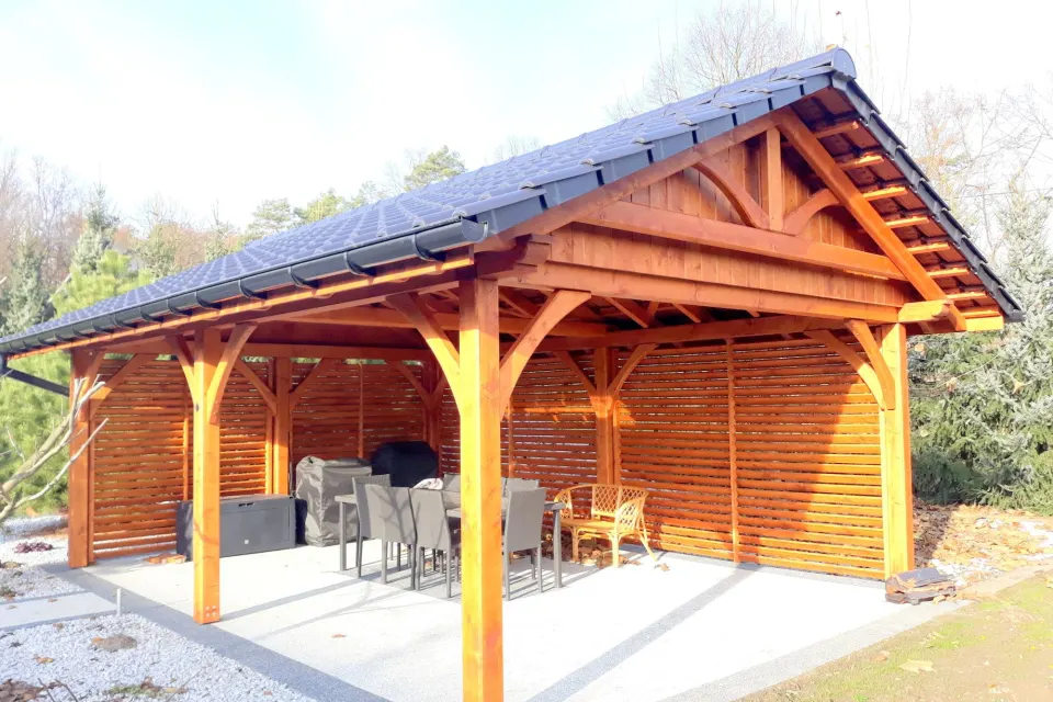 Wiata drewniana 3,5×5 z zabudową ścian typu ” shutters”