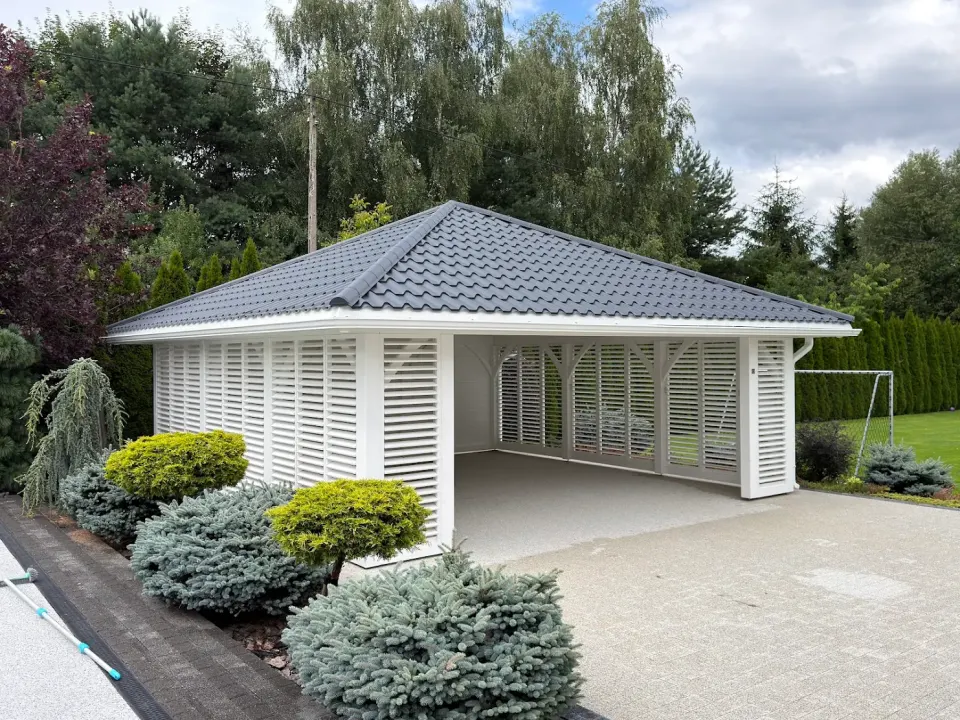 Wiata drewniana 7×7 z zabudową SHUTTERS, dach kopertowy - Premium
